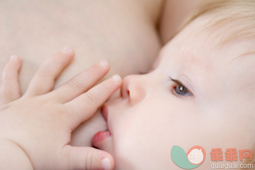 母乳喂养的宝宝大便发绿是怎么回事