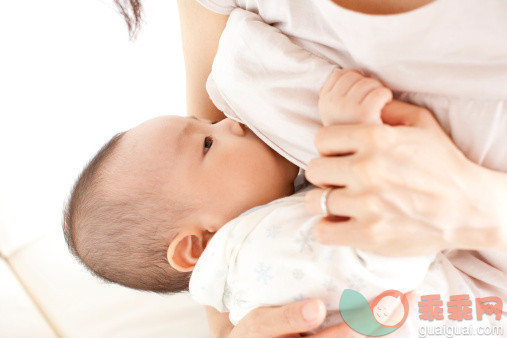 母乳喂养的宝宝大便发绿是怎么回事