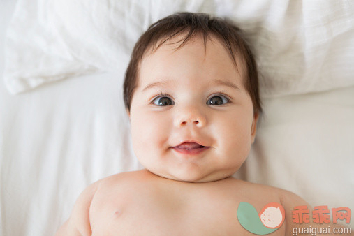 人,床,生活方式,室内,棕色头发_478167521_Baby girl laying on bed_创意图片_Getty Images China