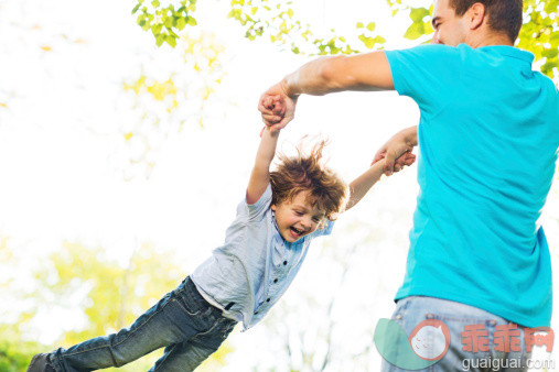 新爸爸陪宝宝的时间少怎么办