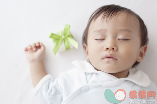 小婴儿能直接睡在隔尿垫上吗？