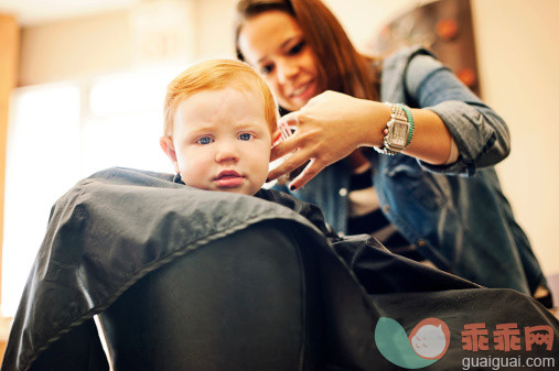 人,室内,20到24岁,发型,金色头发_168961546_redhead baby boy first haircut._创意图片_Getty Images China