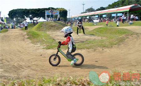 如何教孩子学骑自行车 教骑自行车教程