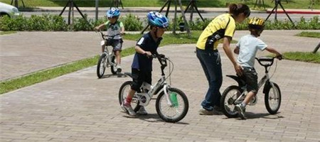 如何教孩子学骑自行车 教骑自行车教程