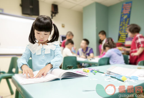 长发,黑发,白色,可爱的,美女_dc346ac52_做手工的小女孩_创意图片_Getty Images China