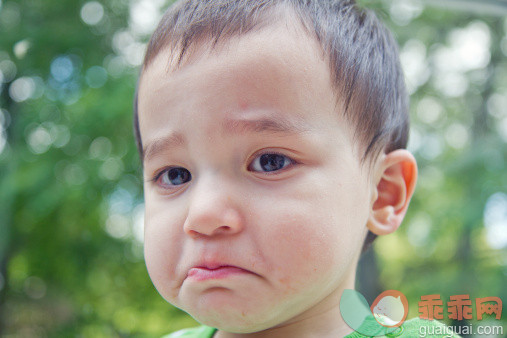人,休闲装,12到17个月,户外,白人_122697596_Sad messy face_创意图片_Getty Images China