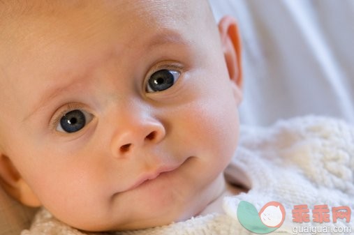 可爱的,摄影,肖像,室内,看_200317139-001_Baby boy (3-6 months), close-up, portrait_创意图片_Getty Images China