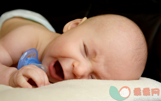 人,2到5个月,人的嘴,爱的,手_499164577_Portrait of screaming baby boy, close-up_创意图片_Getty Images China
