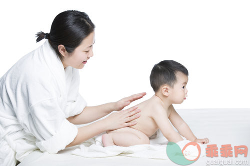 母子,爬,触摸,亲情,母亲_9dc5b8738_妈妈和宝宝玩耍_创意图片_Getty Images China