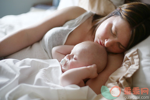 人,休闲装,床,室内,30岁到34岁_559498273_A mother sleeping with her 3 months old baby_创意图片_Getty Images China