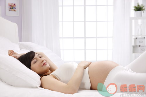 室内,人,窗户,微笑,母亲_17e26d3de_孕妇躺在床上睡觉_创意图片_Getty Images China
