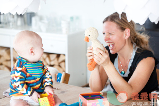 人,婴儿服装,桌子,教育,室内_477103077_Little boy plays with toys with his mother_创意图片_Getty Images China