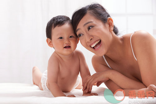 室内,影棚拍摄,人,白昼,家庭_08018601a_母亲和婴儿_创意图片_Getty Images China