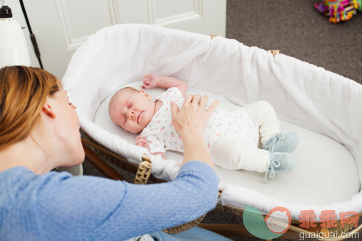 人,住宅内部,室内,35岁到39岁,触摸_159627460_Mother comforting newborn daughter in bassinet_创意图片_Getty Images China