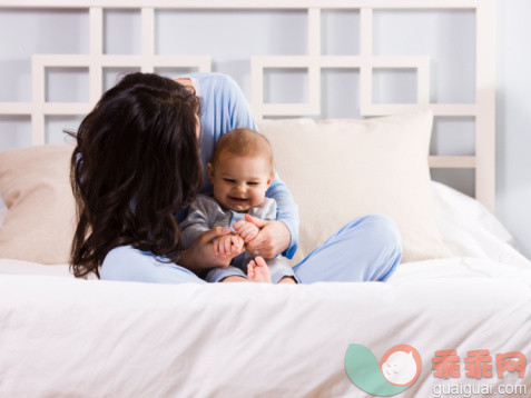 人,衣服,睡衣,家具,装饰物_89840180_mother and baby on a bed_创意图片_Getty Images China