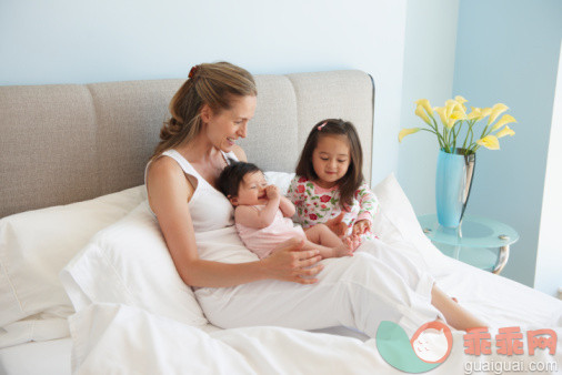 人,休闲装,婴儿服装,床,2到5个月_106001904_Mother And Daughters In Bed_创意图片_Getty Images China