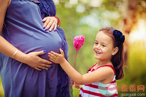 人,生活方式,自然,健康保健,户外_479985102_Pregnant woman and daughter_创意图片_Getty Images China