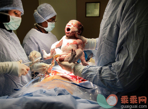 人,人生大事,健康保健,室内,25岁到29岁_125951777_Caesarian baby's first breath_创意图片_Getty Images China