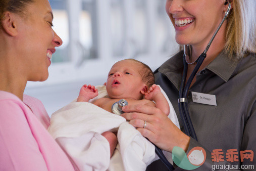 人,图像,讨论,健康保健,四分之三身长_476803701_Doctor listening to newborn baby's heartbeat_创意图片_Getty Images China