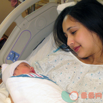 人,婴儿服装,床,室内,25岁到29岁_145037290_Mother holding newborn baby daughter in hospital_创意图片_Getty Images China