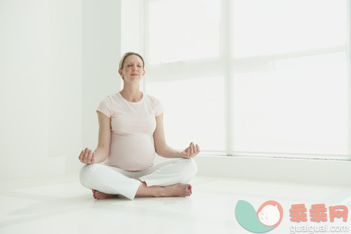 人,休闲装,T恤,人生大事,生活方式_158313517_Pregnant Caucasian woman practicing yoga_创意图片_Getty Images China