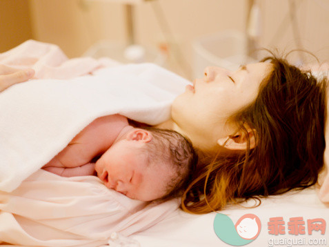 人,床,健康保健,室内,35岁到39岁_97437062_Mother and child immediately after birth_创意图片_Getty Images China