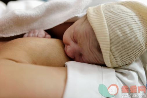 人,室内,中间部分,30岁到34岁,分娩_110625240_Baby'd first breast feeding,_创意图片_Getty Images China