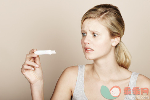 人,人生大事,影棚拍摄,担心,金色头发_110755788_Woman looking at pregnancy test_创意图片_Getty Images China