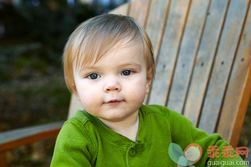 摄影,_528881917_9 month old boy standing in Adirondack  chair_创意图片_Getty Images China