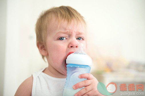 人,情绪压力,瓶子,室内,蓝色眼睛_532840691_Baby crying_创意图片_Getty Images China