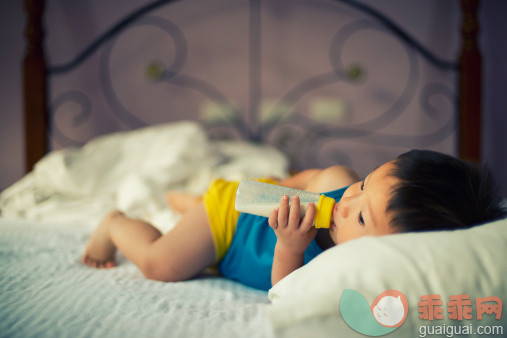 人,休闲装,婴儿服装,饮料,床_152432424_Little boy drinking milk by baby bottle_创意图片_Getty Images China