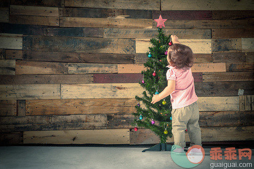 人,休闲装,婴儿服装,室内,站_554999923_Little girl decorating Christmas tree_创意图片_Getty Images China