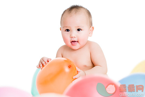 进行中,气球,伸舌头,可爱的,面部表情_1e502b02b_可爱的男婴玩气球_创意图片_Getty Images China