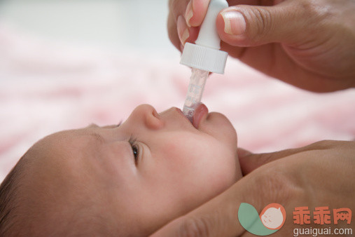 人,药,健康保健,2到5个月,室内_81387435_Hispanic baby taking oral medication_创意图片_Getty Images China