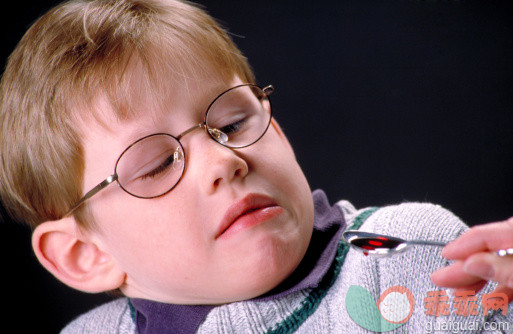 药,健康保健,生病,病人,儿子_128545700_Canadian child unwilling to take medicine._创意图片_Getty Images China