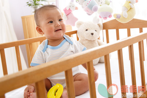 婴儿用品,床,坐,玩具,卧室_32697e65d_可爱婴儿_创意图片_Getty Images China