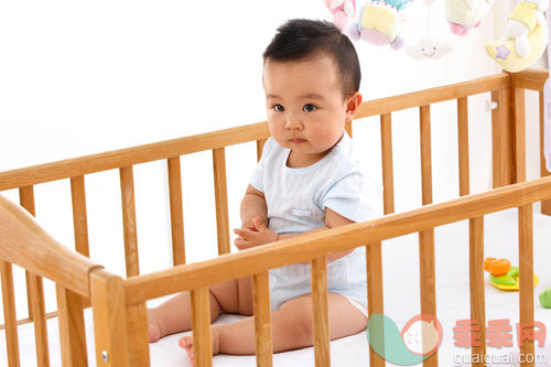 婴儿用品,床,坐,玩具,卧室_b3621a3f1_可爱婴儿_创意图片_Getty Images China