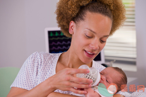 人,图像,食品,瓶子,健康保健_476803687_Mixed race mother feeding newborn baby_创意图片_Getty Images China