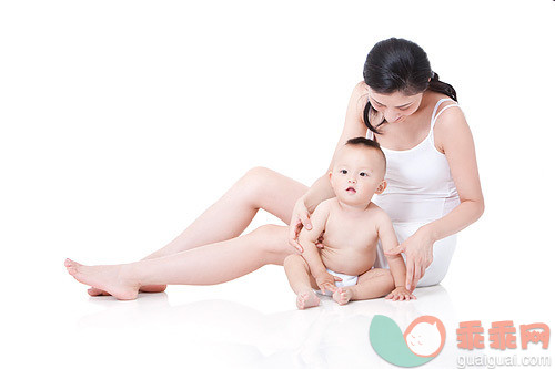 母子,坐在地上,进行中,嬉戏的,满意_891079562_母亲和婴儿_创意图片_Getty Images China