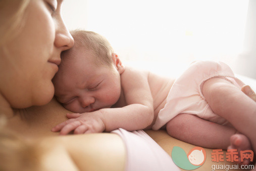人,生活方式,室内,30岁到34岁,深情的_155292821_Mother cradling newborn infant_创意图片_Getty Images China