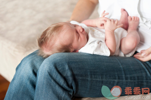 人,室内,中间部分,30岁到34岁,金色头发_168849894_Mother holding infant son on lap_创意图片_Getty Images China