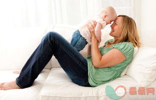 人,床,室内,30岁到34岁,爱的_129746799_Smiling young mother on couch holding baby girl._创意图片_Getty Images China