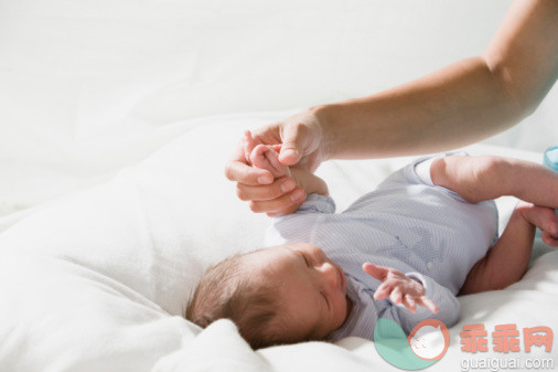 人,婴儿服装,室内,30岁到34岁,手_98284778_Father holding baby girls (0-1 months) hand_创意图片_Getty Images China