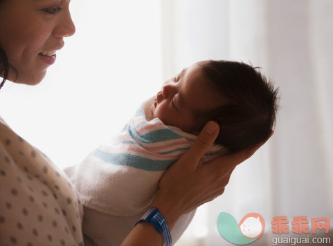 人,健康保健,室内,30岁到34岁,深情的_129302207_Mother in hospital holding newborn baby girl_创意图片_Getty Images China