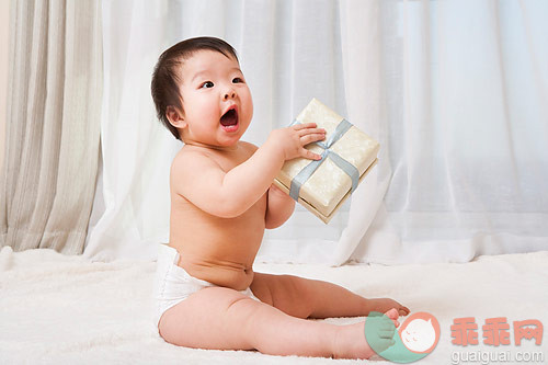 可爱的,嬉戏的,坐,无上装,尿布_gic5379604_可爱的小宝宝和礼物盒_创意图片_Getty Images China