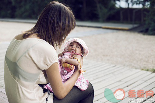 人,户外,20到24岁,坐,拿着_555326759_Woman with her baby at the city park_创意图片_Getty Images China