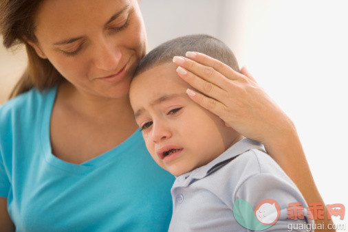 摄影,家庭,拿着,拥抱,父母_57012597_Mother comforting her crying son_创意图片_Getty Images China