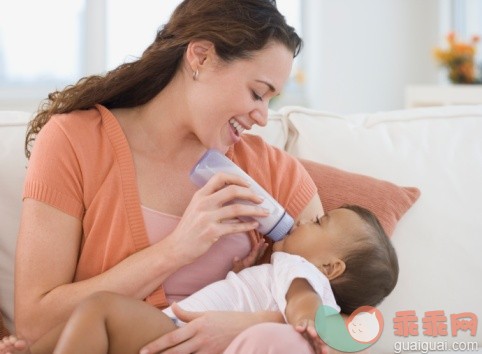 概念,饮食,健康食物,主题,家庭生活_73772628_Hispanic mother bottle feeding baby_创意图片_Getty Images China
