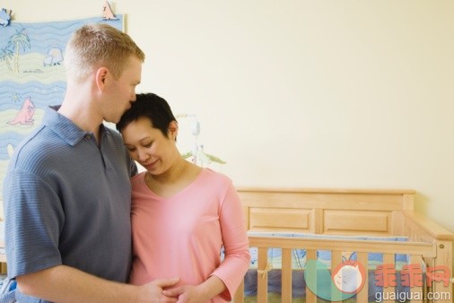 概念,主题,家庭生活,视角,构图_72007010_Pregnant couple hugging in nursery_创意图片_Getty Images China