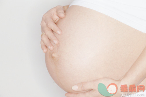 摄影,手,白色,白色背景,躯干_200229372-001_Pregnant woman, mid section, close-up_创意图片_Getty Images China